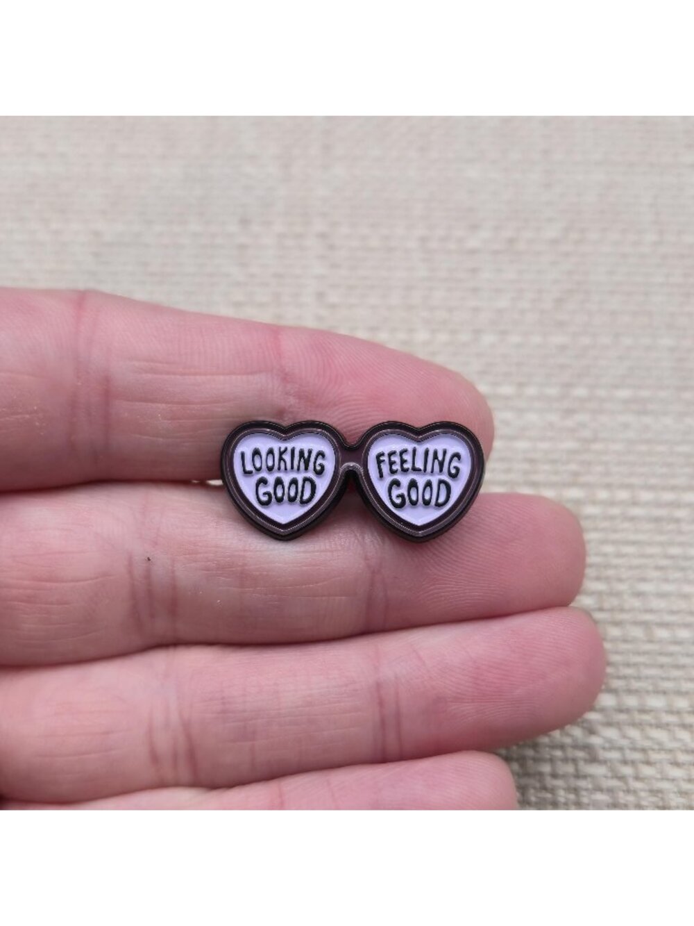 Looking Good Feeling Good Heart Sunglasses Novelty Enamel Lapel Pin A8916